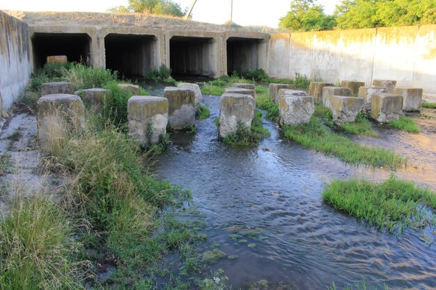 Foto een rivier die door een betonnen bouwwerk stroomt