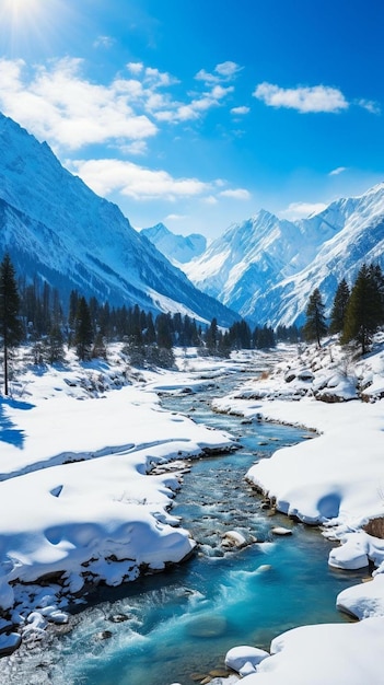een rivier die door een met sneeuw bedekt bos stroomt