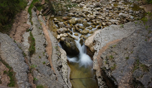 Foto een rivier die door rotsen stroomt.