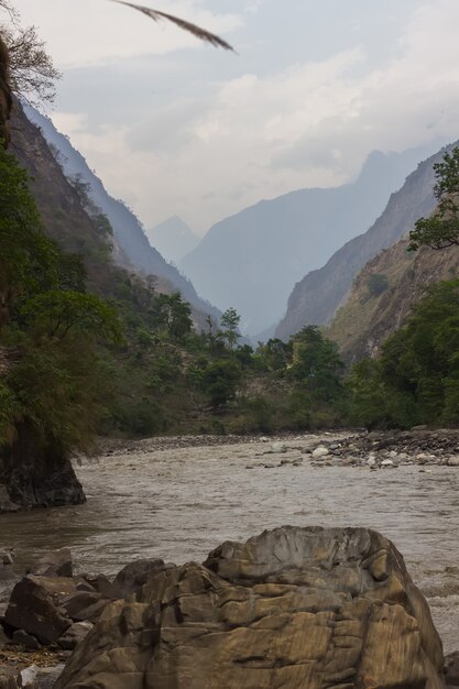 Een rivier die stroomt tussen de bergtoppen van de Himalaya in de regio Manaslu