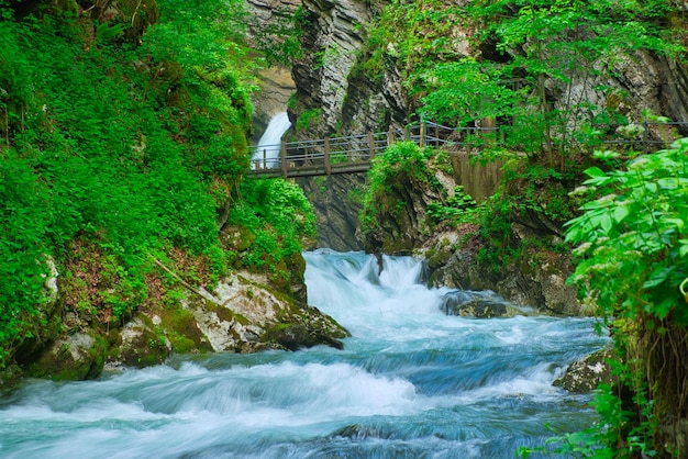 Een rivier die tussen rotsformaties stroomt