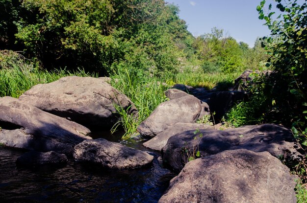 Een rivier in het midden van een prachtige kloof.