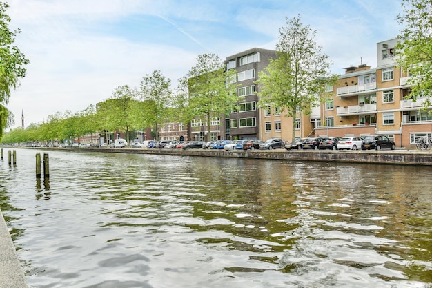 Een rivier met aan de zijkant een rij gebouwen