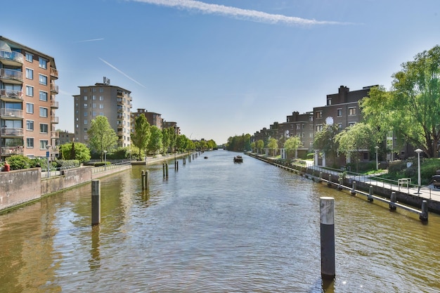 Een rivier met aan weerszijden gebouwen en een boot