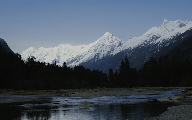 Een rivier met een berg op de achtergrond