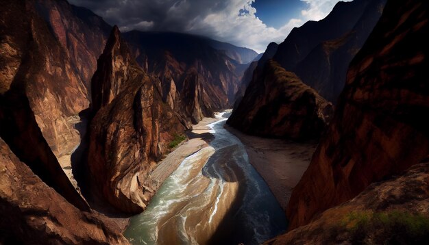 Een rivier stroomt door een kloof met een bewolkte lucht erboven.