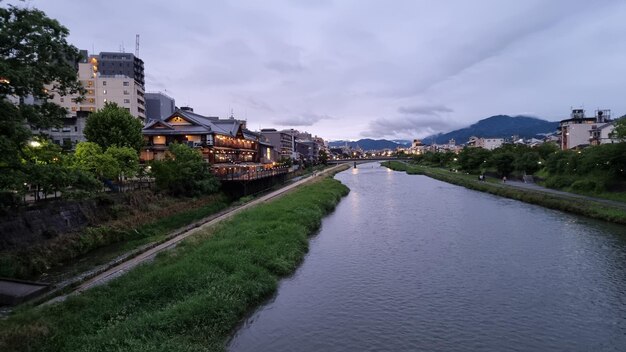 Foto een rivier stroomt door een stad met een gebouw op de achtergrond