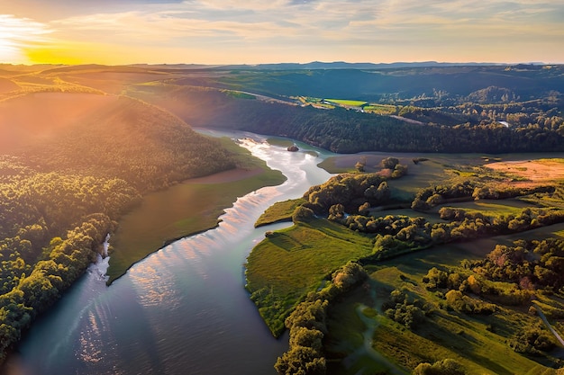 Een rivier stroomt door een vallei met een zonsondergang op de achtergrond