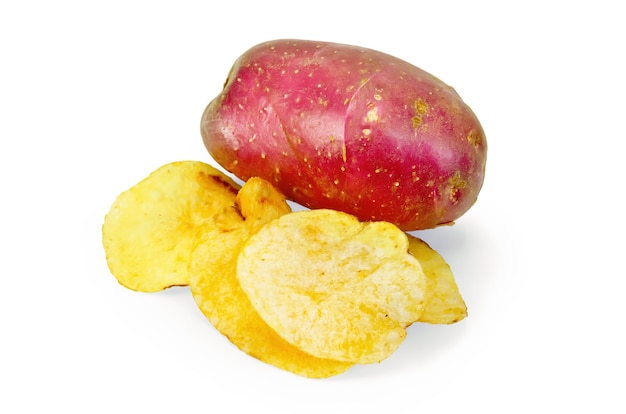 Een rode aardappel, chips geïsoleerd op een witte achtergrond