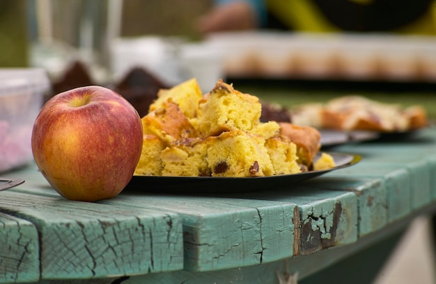 Een rode appel en een bord met een plakje zoet: een gezonde en natuurlijke snack die typisch is voor de noordelijke regio's van italië. biologisch en natuurlijk zoet voedsel.