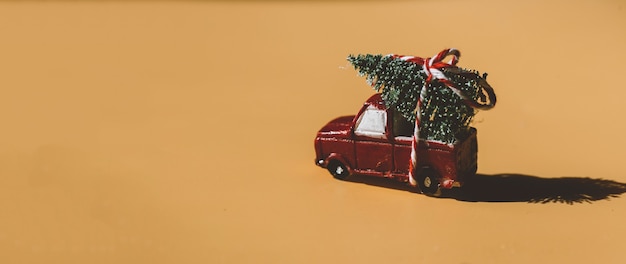 een rode auto die een kerstboom aflevert nieuwjaarskerst