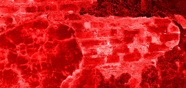 Een rode bakstenen muur met een stenen muur en de woorden "rood" erop.