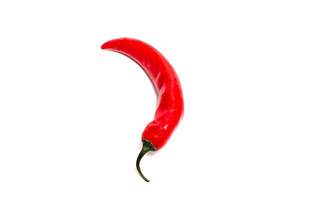 Eén rode chili peper geïsoleerd op een witte achtergrond Verse hete peper in het midden van de foto Verticaal