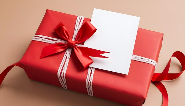 Foto een rode geschenkdoos met een rood lint erop en een lege kaart verjaardag moeders vadersdag