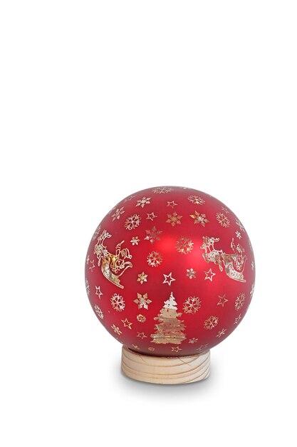 Een rode kerstbal met een kerstboom en een hert erop.