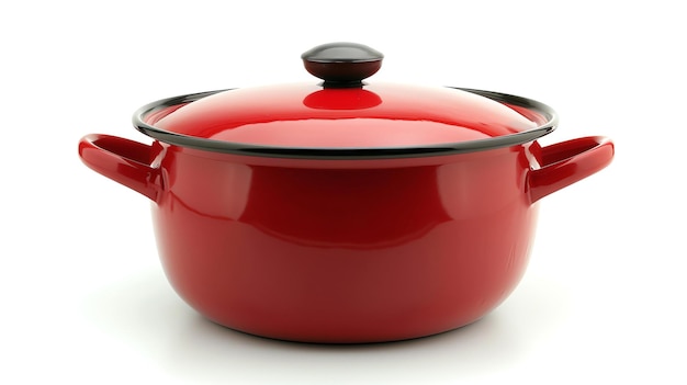 Een rode kookpot met een zwart handvat en een zwarte knop op het deksel De pot is geïsoleerd op een witte achtergrond