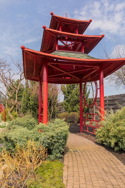Een rode pagode in een tuin