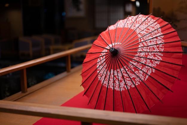 Een rode paraplu met het woord kanazawa erop