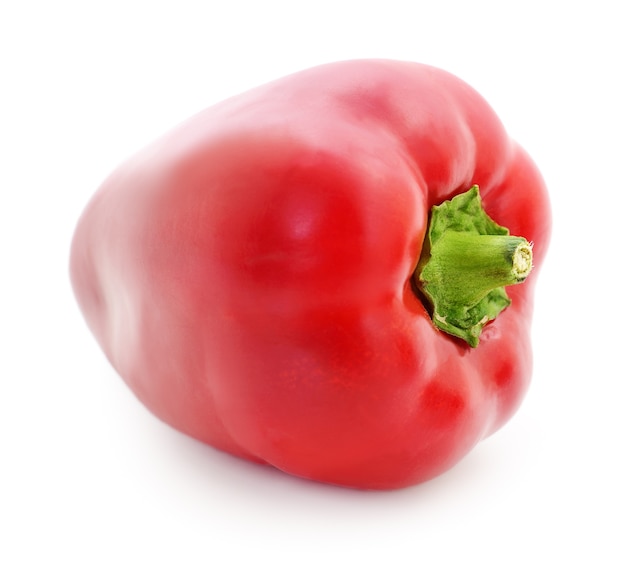 Een rode peper geïsoleerd op een witte achtergrond