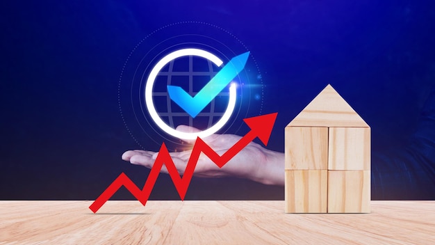 Een rode pijl omhoog en een houten huis Het concept van de stijgende prijs van onroerend goed hoge vraag naar onroerendgoed groei van huur tarieven en hypotheek verkoop van appartementen De bevolking groeit