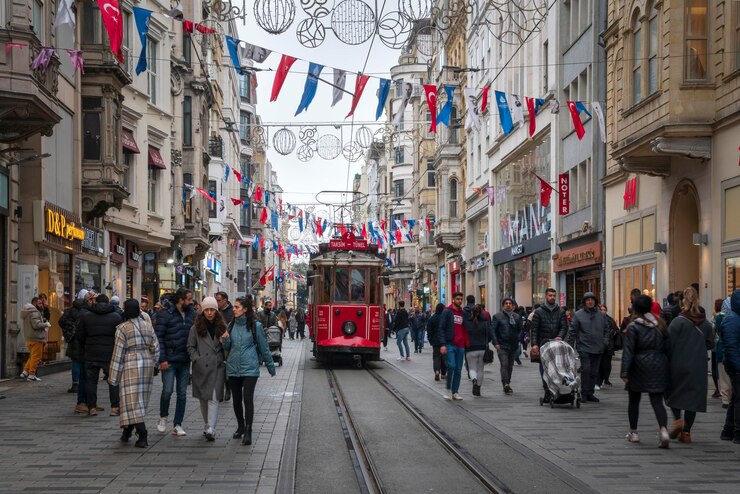 Een rode retro tram op Istiklal Street op een bewolkte dag Istanbul Turkije