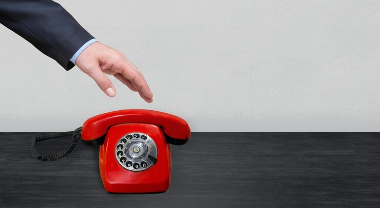Een rode telefoon vasthouden