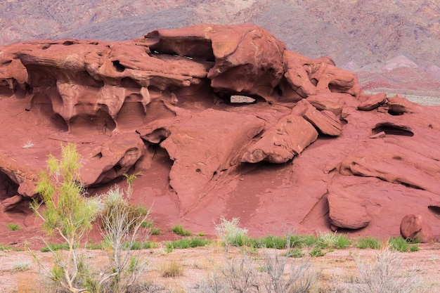 een rode vulkanische berg een fantastisch landschap Kazachstan