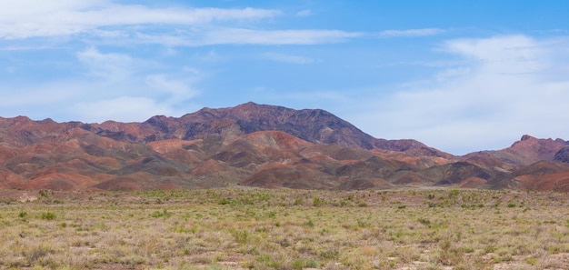 een rode vulkanische berg een fantastisch landschap Kazachstan