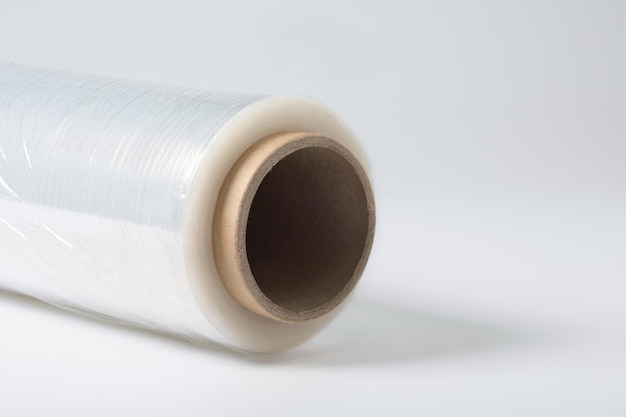 Een rol van een doorzichtige polyethyleenfolie op een witte achtergrond