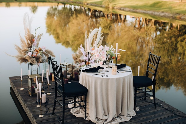 Een romantisch diner aan het meer organiseren in boho-stijl