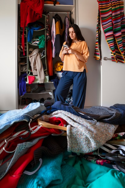 Foto een rommelig interieur vol kleren.