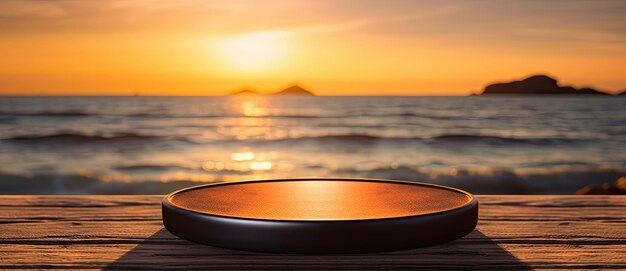 Een ronde houten dienblad ligt op een houten tafel met een zonsondergang op het strand op de achtergrond