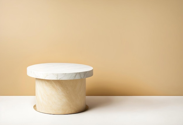 Een ronde marmeren tafel met een wit blad en een lichtbruine achtergrond.