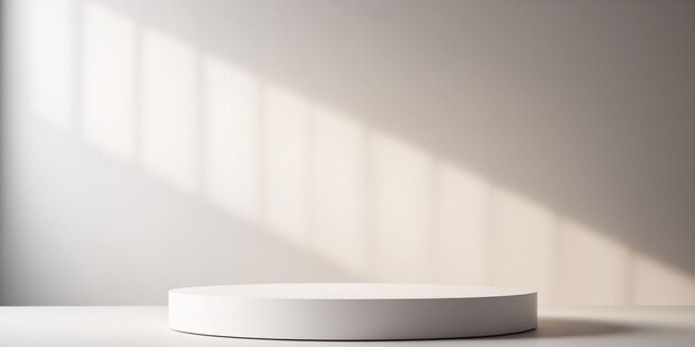 Een ronde witte presentatie stand in een witte kamer met een raam Leeg kamer met stralen licht