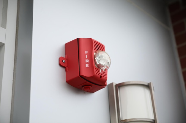 Een rood brandalarm op een muur met het woord brand erop