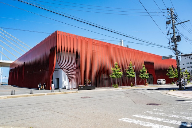 Een rood gebouw met een rode luifel waarop 'het woord kunst' staat