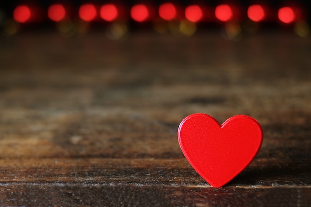 Een rood hart op houten tafel.