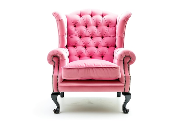 Een roze Chesterfield hoge rug vleugel stoel met een zwarte basis op witte achtergrond