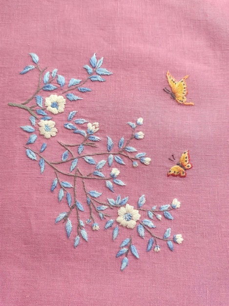 Een roze doek met vlinders en een vlinder erop.