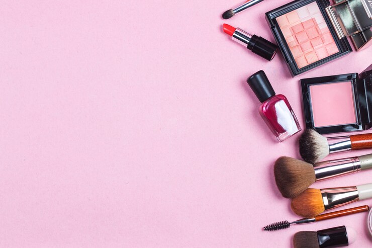 Foto een roze leren make-uptas met cosmetische schoonheidsproducten die overlopen op een pastel backg