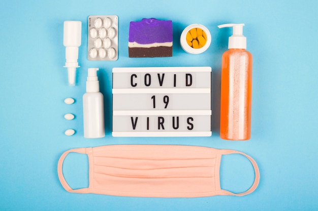 Een roze medisch masker naast het opschrift Covid 19 virus.