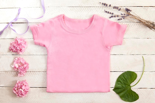 een roze shirt met een roze hemd erop