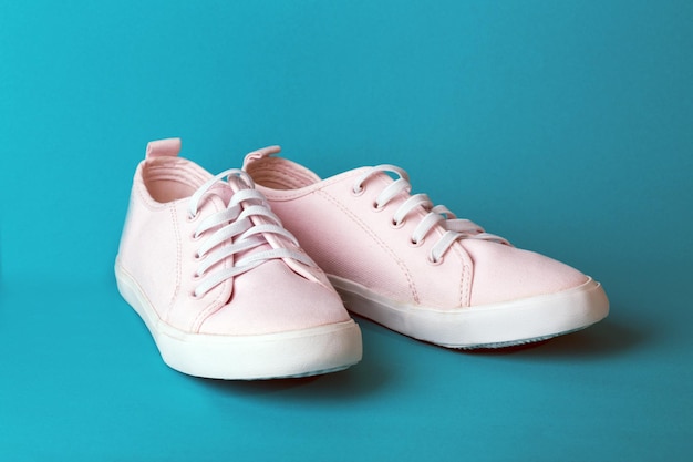 Een roze sneakers