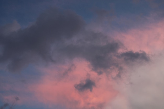 Een roze wolk in de lucht