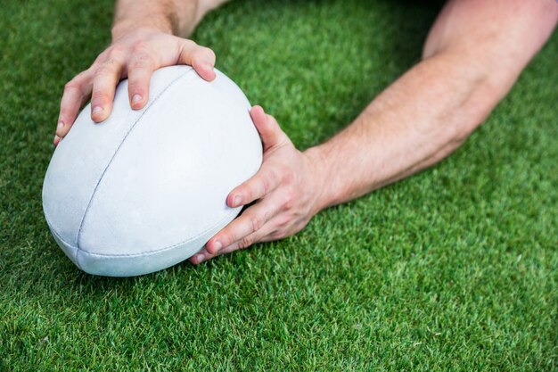 Een rugbyspeler die een try scoort