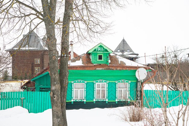 Een Russisch houten huis bedekt met sneeuw