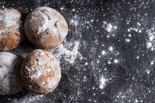 Een rustiek brood en gevuld met bloem