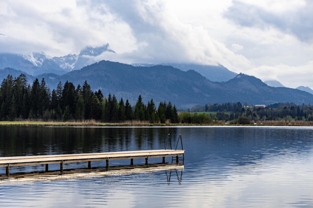 Een rustig landschap met een lege kade bij een bergmeer in de Beierse Alpen Duitsland