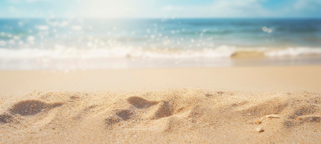 Een rustig strand met glinsterend zand.