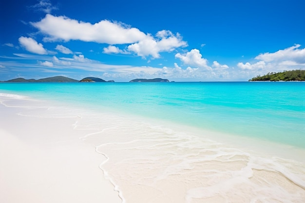 Een rustig strand met kristalhelder turquoise water en wit zand